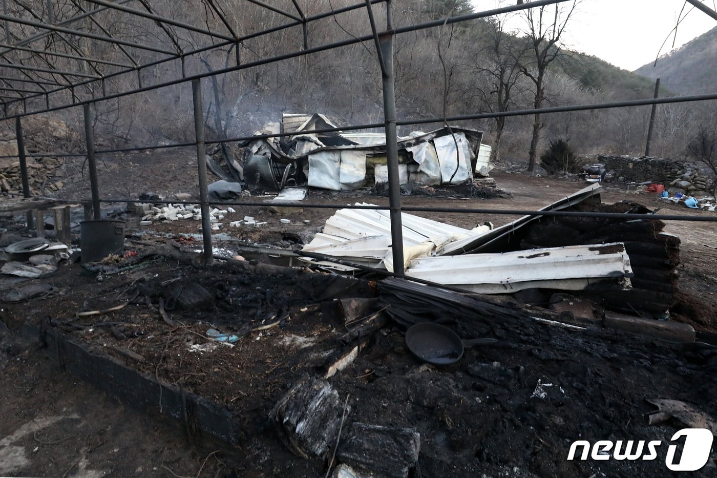 강원 강릉시 옥계면에서 발생한 산불에 타 검게 그을려 있는 한 가옥.&#40;자료사진&#41;ⓒ News1 DB