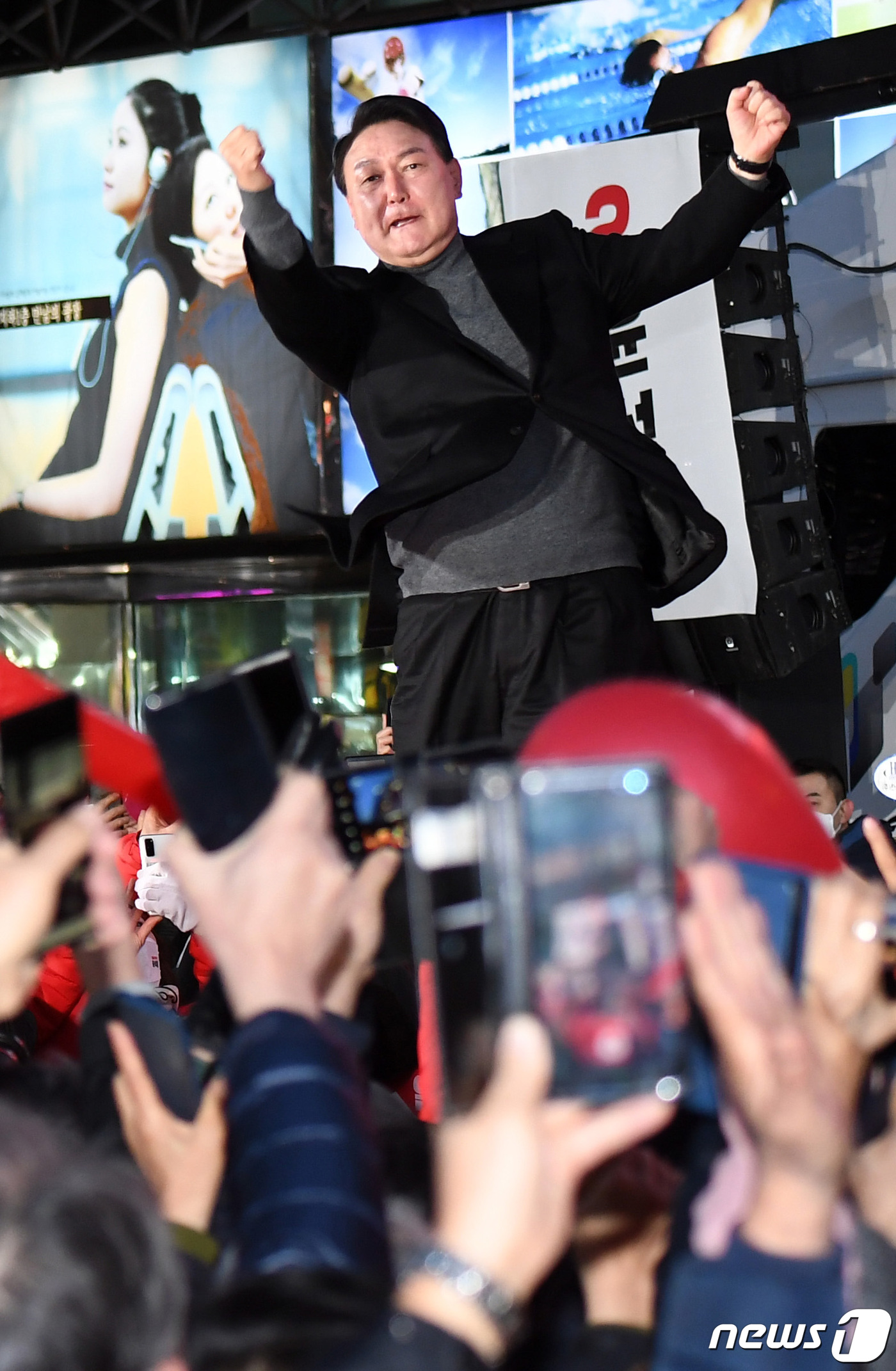 (부천=뉴스1) 국회사진취재단 = 윤석열 국민의힘 대선 후보가 6일 오후 경기도 부천역 앞 마루광장에서 열린 유세에서 '어퍼컷 세리머니'를 하며 지지를 호소하고 있다. 2022.3 …