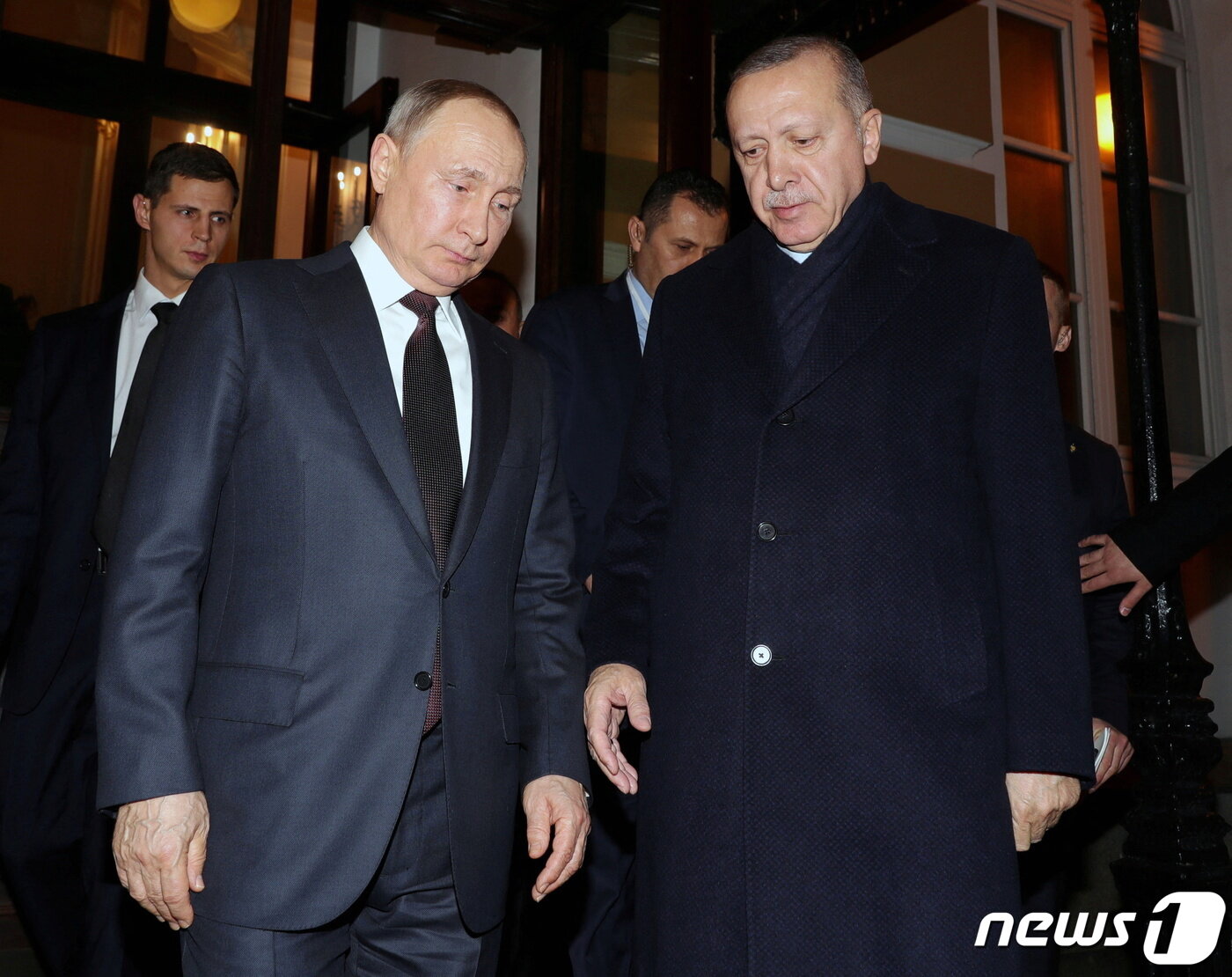 본문 이미지 - 블라디미르 푸틴 러시아 대통령(좌)과 레제프 타이이프 에르도안 터키 대통령. ⓒ 로이터=뉴스1 ⓒ News1 정윤영 기자