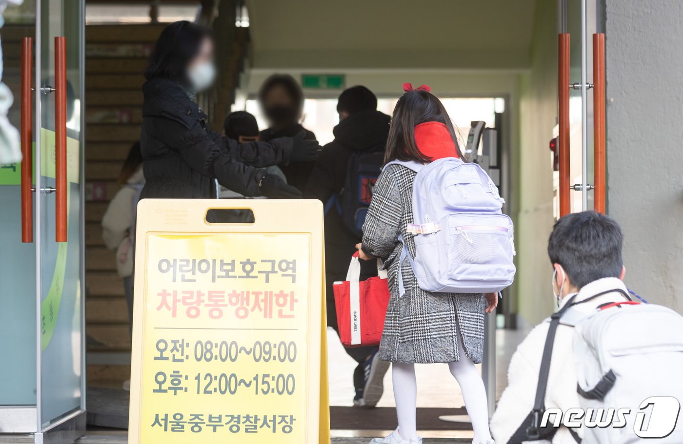 본문 이미지 - 7일 서울 시내의 한 초등학교에서 어린이들이 등교하고 있다. 2022.3.7/뉴스1 ⓒ News1 이재명 기자