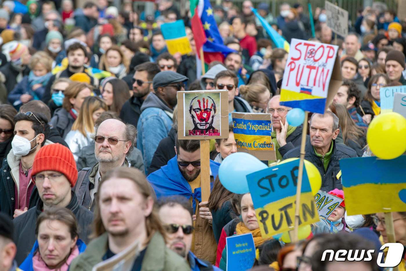 본문 이미지 - 6일(현지시간) 벨기에 브뤼셀에서 우크라이나 전쟁 반대 시위가 벌어지고 있다. ⓒ AFP=뉴스1 ⓒ News1 정윤미 기자