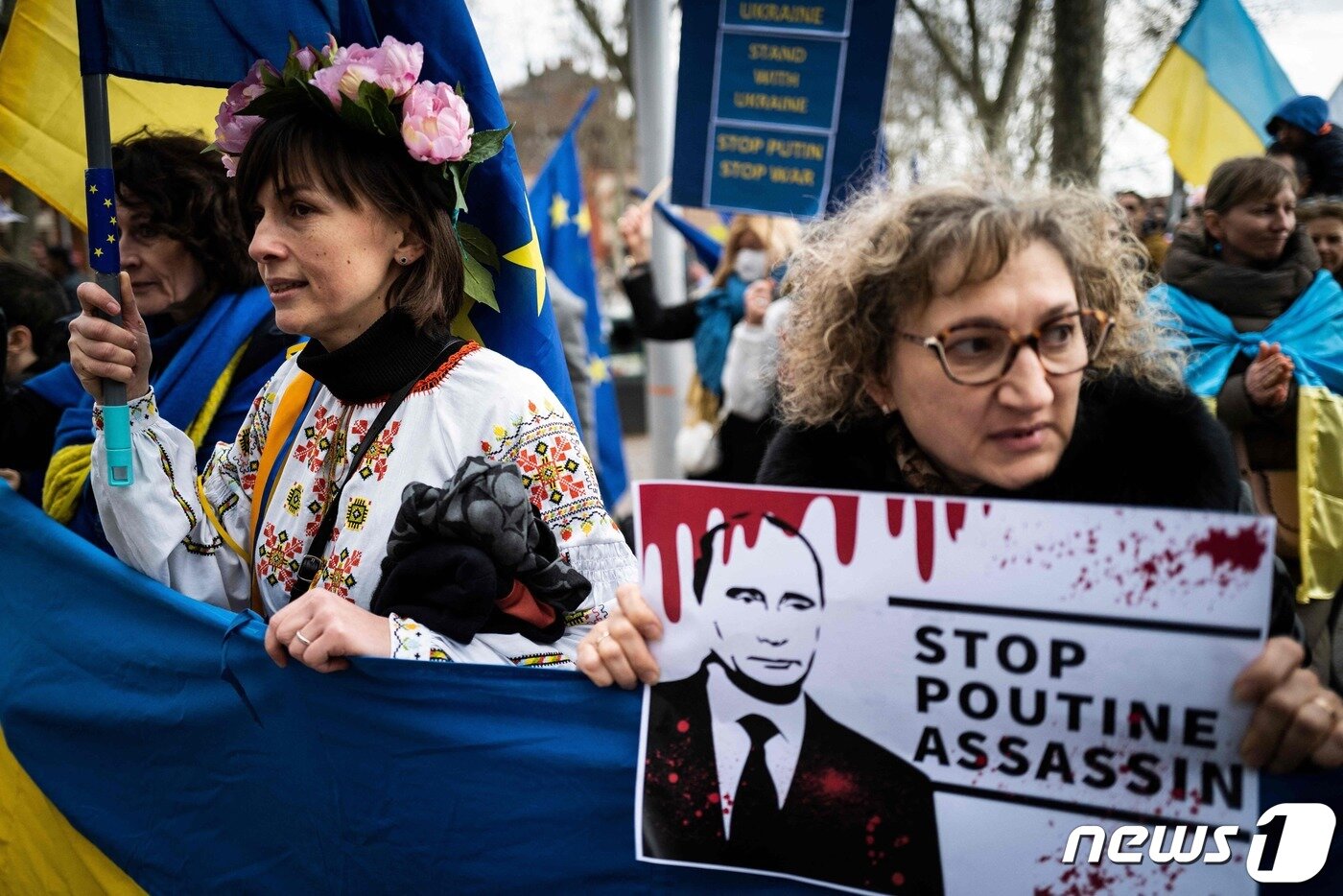 본문 이미지 - 6일(현지시간) 프랑스 남부 툴루즈에서 우크라이나 전쟁 반대 시위에 참가한 한 여성이 '푸틴 암살 멈춰'라고 적힌 피켓을 들고 있다. ⓒ AFP=뉴스1 ⓒ News1 정윤미 기자