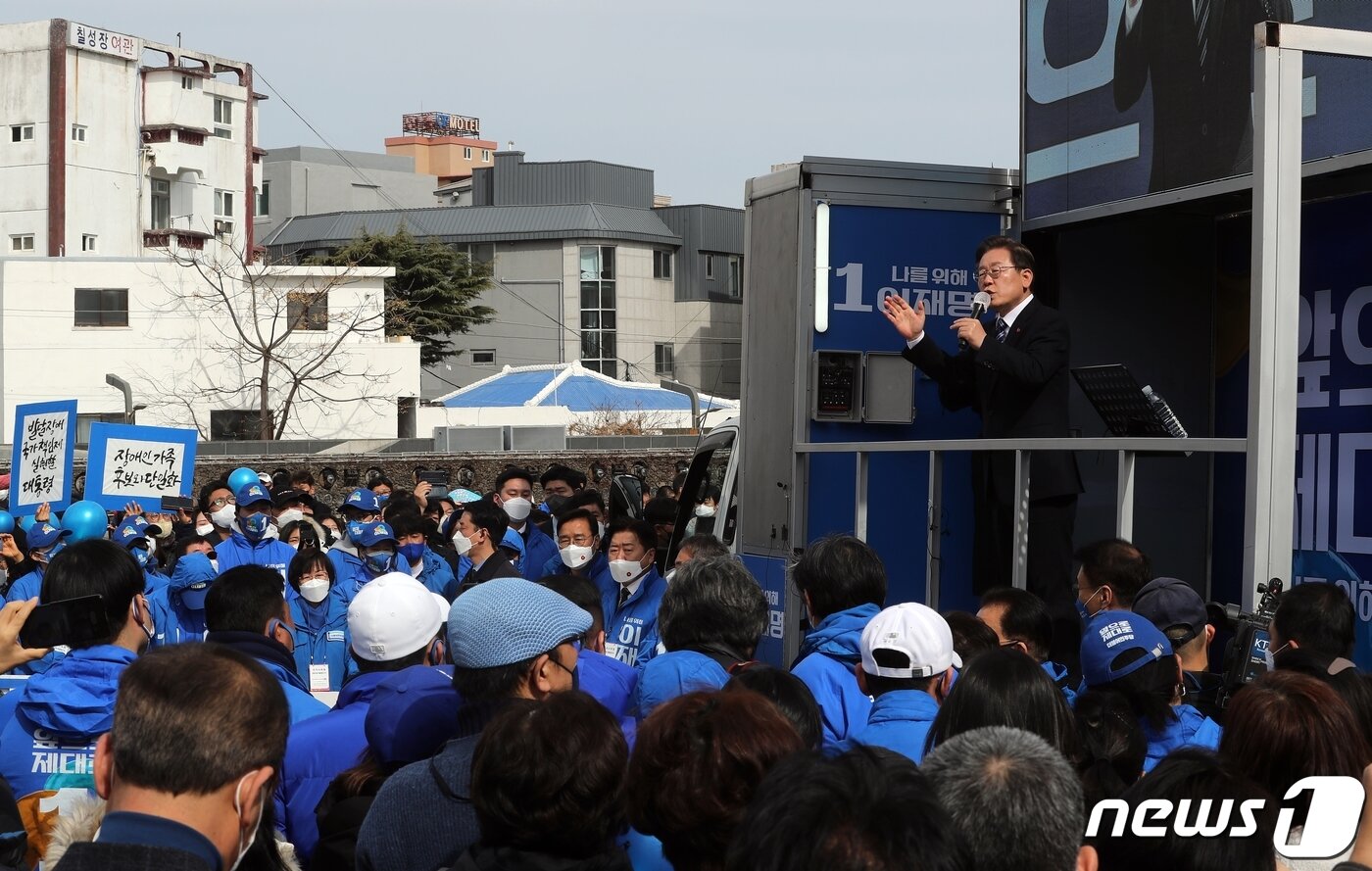본문 이미지 - 이재명 더불어민주당 대선 후보가 7일 오전 제주동문재래시장 앞 산지천 광장에서 가진 유세에서 지지를 호소하고 있다.2022.3.7/뉴스1 ⓒ News1 홍수영 기자