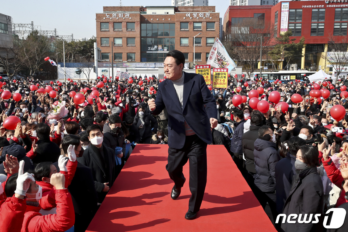 (구리=뉴스1) 국회사진취재단 = 윤석열 국민의힘 대선 후보가 7일 오전 경기 구리시 구리역광장에서 유권자들에게 지지를 호소하며 어퍼컷 세리머니를 하고 있다. 2022.3.7/뉴스 …