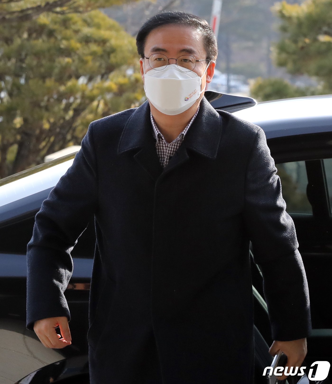 본문 이미지 - 김세환 중앙선거관리위원회 사무총장이 7일 오전 경기도 과천시 중앙선관위에 출근하고 있다. 중앙선관위는 오늘 10시 긴급 전원회의를 갖고 오는 9일 치뤄지는 제20대 대통령선거에서 코로나19 확진자 등 자가격리자에 대한 투표 대책을 논의 중이다. 2022.3.7/뉴스1 ⓒ News1 장수영 기자