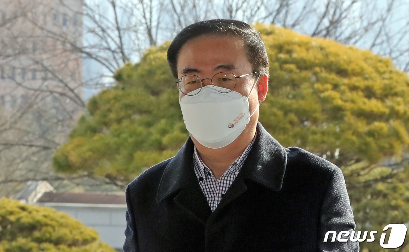 본문 이미지 - 김세환 중앙선거관리위원회 사무총장이 7일 오전 경기도 과천시 중앙선관위에 출근하고 있다. 중앙선관위는 오늘 10시 긴급 전원회의를 갖고 오는 9일 치뤄지는 제20대 대통령선거에서 코로나19 확진자 등 자가격리자에 대한 투표 대책을 논의 중이다. 2022.3.7/뉴스1 ⓒ News1 장수영 기자