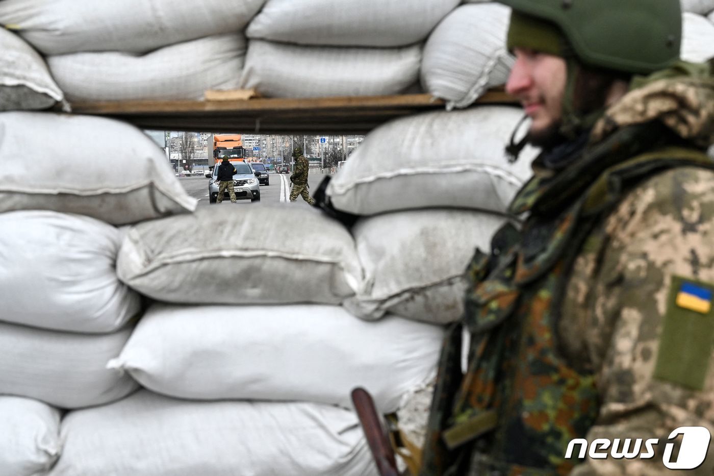 본문 이미지 - 우크라이나 수도 키이우 외곽의 검문소에서 군인이 경계를 하고 있다. ⓒ AFP=뉴스1 ⓒ News1 우동명 기자