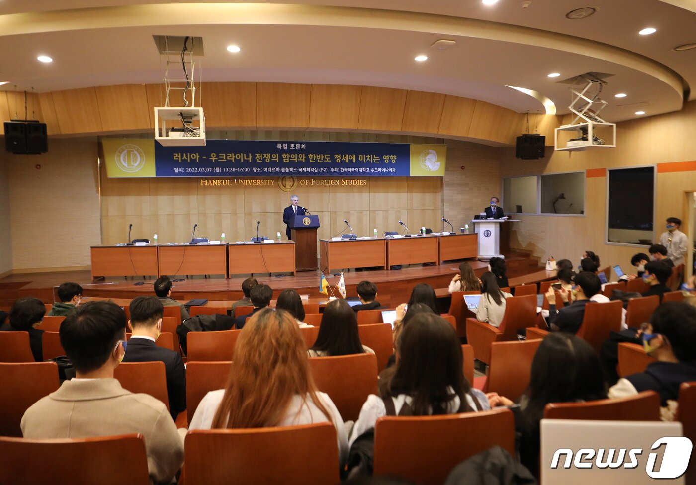 본문 이미지 - 드미트로 포노마렌코 주한 우크라이나 대사가 7일 서울 동대문구 한국외국어대학교 서울캠퍼스에서 열린 '동유럽학대학 우크라이나어과 주최 긴급 특별토론회'에서 기조연설을 하고 있다. 2022.3.7/뉴스1 ⓒ News1 이성철 기자