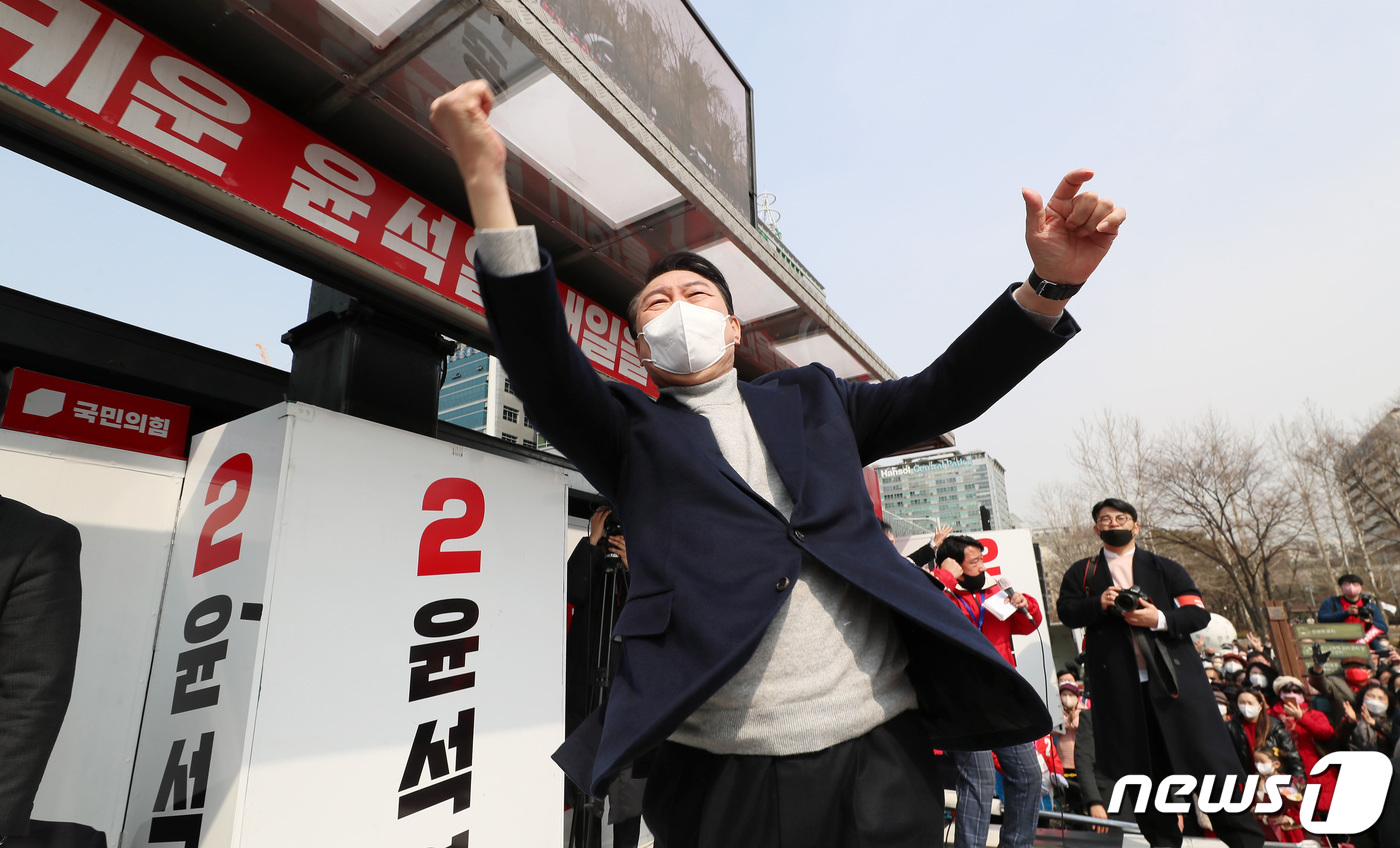 (안양=뉴스1) 국회사진취재단 = 윤석열 국민의힘 대선후보가 7일 경기도 안양시 평촌중앙공원에서 열린 경기 안양 유세에서 연설을 마친 후 환호하는 지지자들에게 어퍼컷 세리머니를 날 …