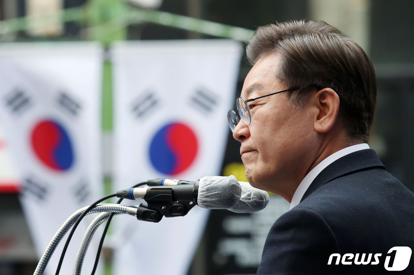 (부산=뉴스1) 오대일 기자 = 이재명 더불어민주당 대선후보가 7일 오후 부산 중구 광복로에서 '이재명 준비됐나! 준비됐다!' 부산 집중유세를 갖고 지지를 호소하고 있다. 2022 …