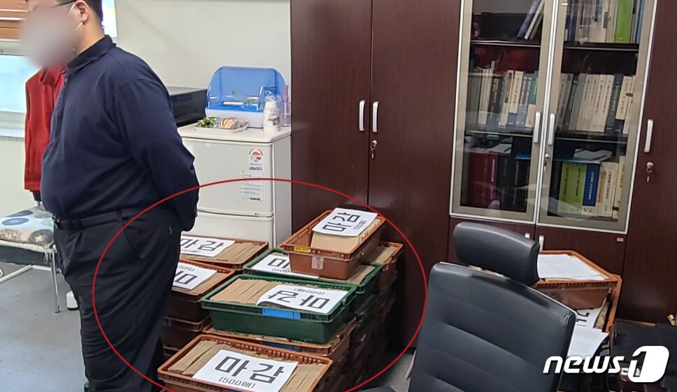 본문 이미지 - 부천 선관위 사무국장실에 보관된 관외 사전투표 우편물(국민의힘 제공)ⓒ 뉴스1