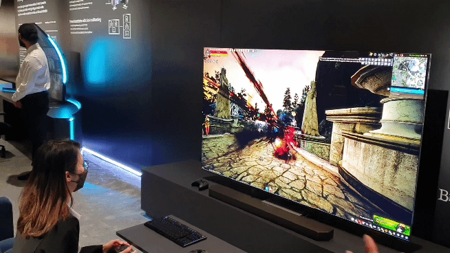 본문 이미지 - 지난 1월4일(현지시간) 미국 라스베이거스에서 열린 'CES 2022' 전시관에서 삼성전자 관계자가 게임을 시연하고 있다. ⓒ 뉴스1 ⓒ 뉴스1