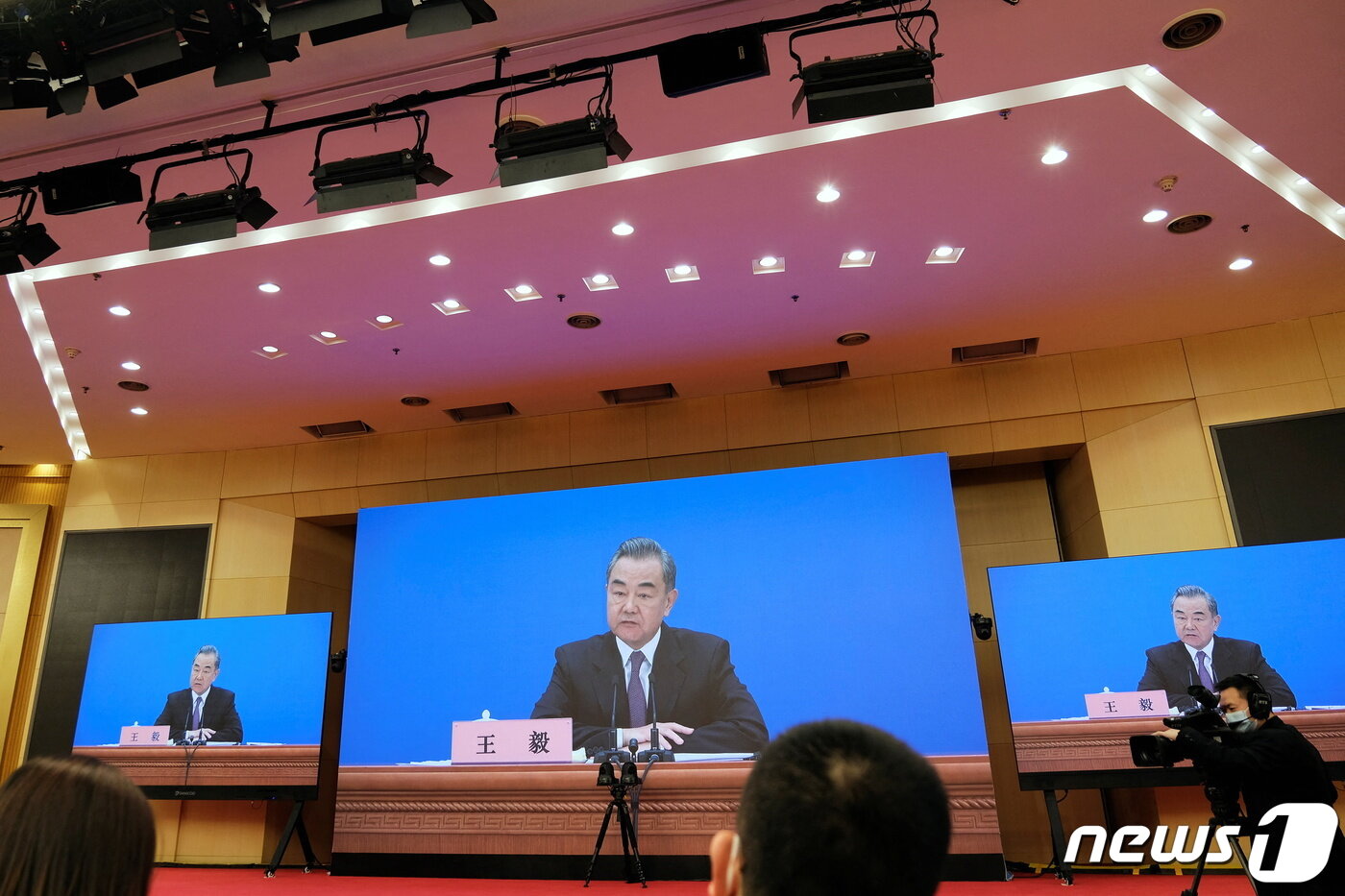 본문 이미지 - 왕이 중국 외교부장이 2022년 3월7일(현지시간) 중국 베이징에서 열린 전국인민대표대회(NPC)에 영상 링크를 통해 기자회견에 참석하고 있다. ⓒ 로이터=뉴스1 ⓒ News1 김현 특파원