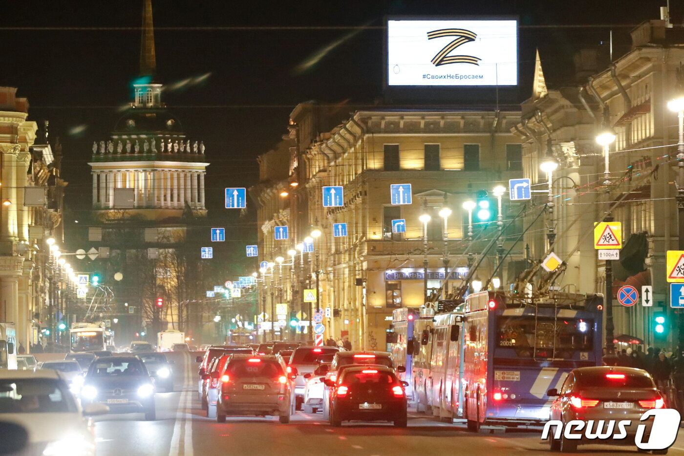 본문 이미지 - 러시아 상트페테르부르크 네브스키가 대형 광고판에 러시아의 우크라이나 침공 승리를 기원하는 'Z' 표식이 밤거리를 밝히고 있다. 2022. 3. 4. ⓒ 로이터=뉴스1 ⓒ News1 최서윤 기자
