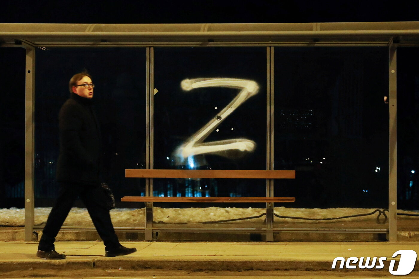 본문 이미지 - 러시아 상트페테르부르크 한 버스 정류장에 러시아의 우크라이나 침공 승리를 기원하는 Z 표식이 그려져 있다. 2022. 3. 4. ⓒ 로이터=뉴스1 ⓒ News1 최서윤 기자
