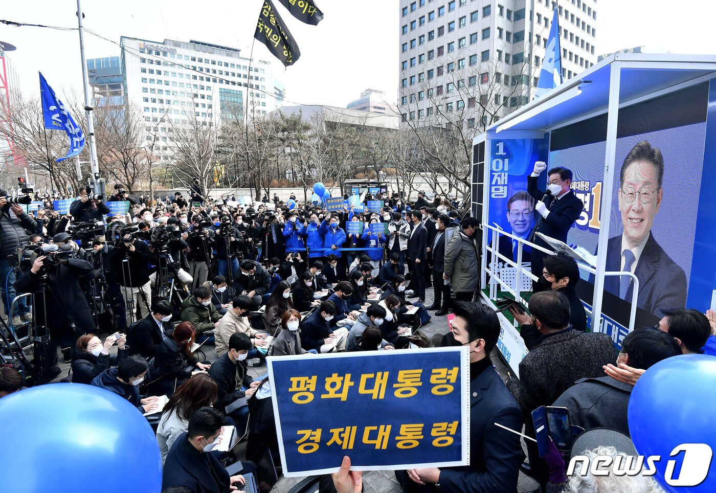 이재명 더불어민주당 대표가 대선 후보 시절 &#39;증권가의 메카&#39; 서울 여의도 증권가에서 열린 유세에서 시민들에게 지지를 호소하고 있는 모습. 2022.3.8/뉴스1 ⓒ News1 이동해 기자