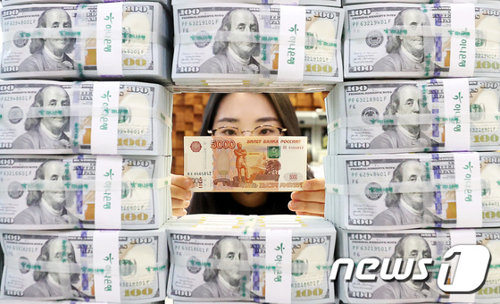 루블화 가치 또 폭락 - 뉴스1 루블화 가치 또 폭락 - 뉴스1