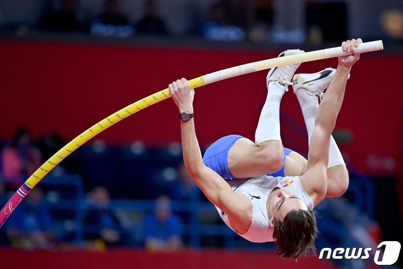 본문 이미지 - 장대높이뛰기 세계신기록을 세운 듀플랜티스 ⓒ AFP=뉴스1
