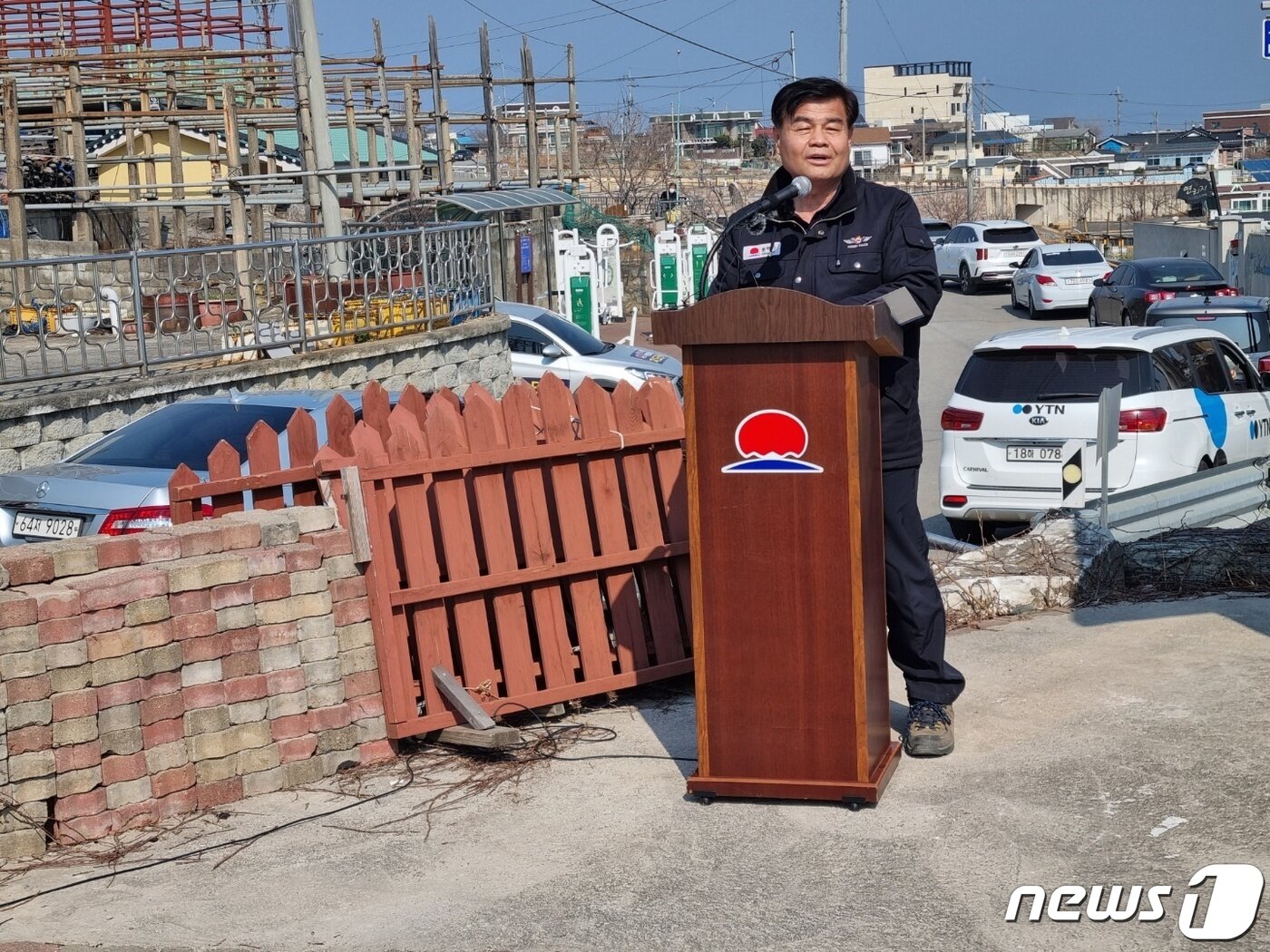 본문 이미지 - 강릉·동해 산불 발생 나흘째인 지난달 8일 심규언 동해시장이 묵호 해맞이마을에서 기자회견을 열고 산불피해복구 계획을 밝히고 있다. 2022.3.8/뉴스1 윤왕근 기자