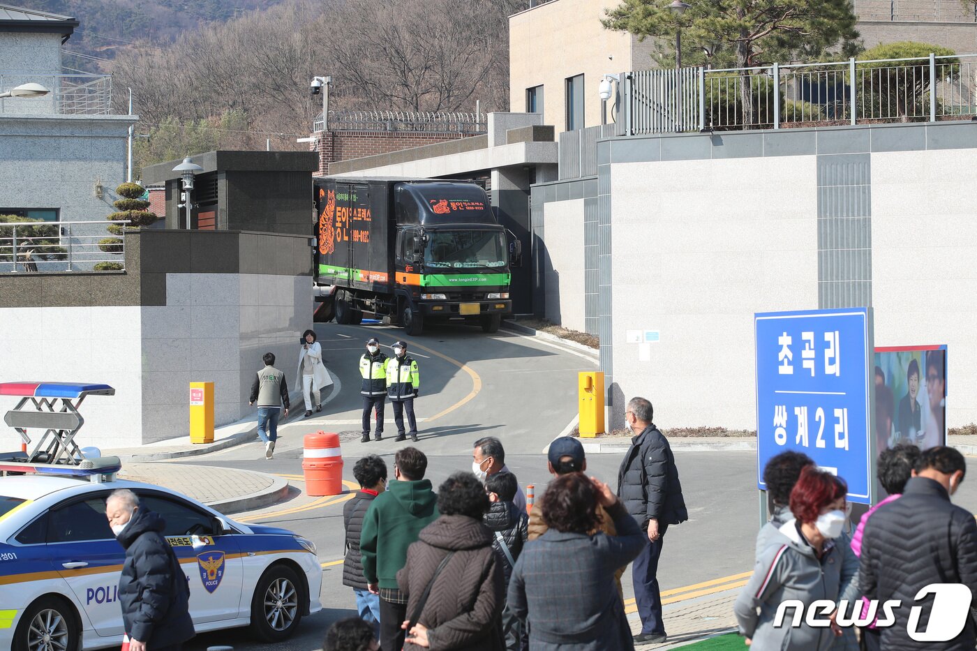 본문 이미지 - 제20대 대통령선거를 하루 앞둔 8일 오후 대구 달성군 유가읍 쌍계리 박근혜 전 대통령 사저에 이삿짐이 들어간다는 소식에 시민들이 모이고 있다. 이날 오전부터 사저에 이삿짐이 들어가는 모습이 목격되면서 박 전 대통령 입주가 임박했다는 해석이 나오고 있다. 2022.3.8/뉴스1 ⓒ News1 공정식 기자