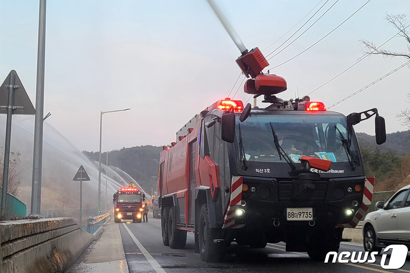본문 이미지 - 8일 경북 울진군 울진읍 금산터널 앞에서 소방청과 경북도청 주관으로 열린 산불 방어선 구축을 위한 예비주수 훈련에 '로젠바우어 판터'가 동원되고 있다. 소방청 관계자는 8일 “경북 울진군 금강송 군락지 화재 방어에 총력을 기울이기 위해 고성능화학차인 로젠바우어 판터 5대를 급파했다"고 밝혔다. 오스트리아 제조업체 로젠바우어(Rosenbauer)사의 ‘판터’(PANTHER) 소방차는 8륜 구동의 경우 대당 가격은 약 18억원이다. 2022.3.8/뉴스1 ⓒ News1 조현기 기자