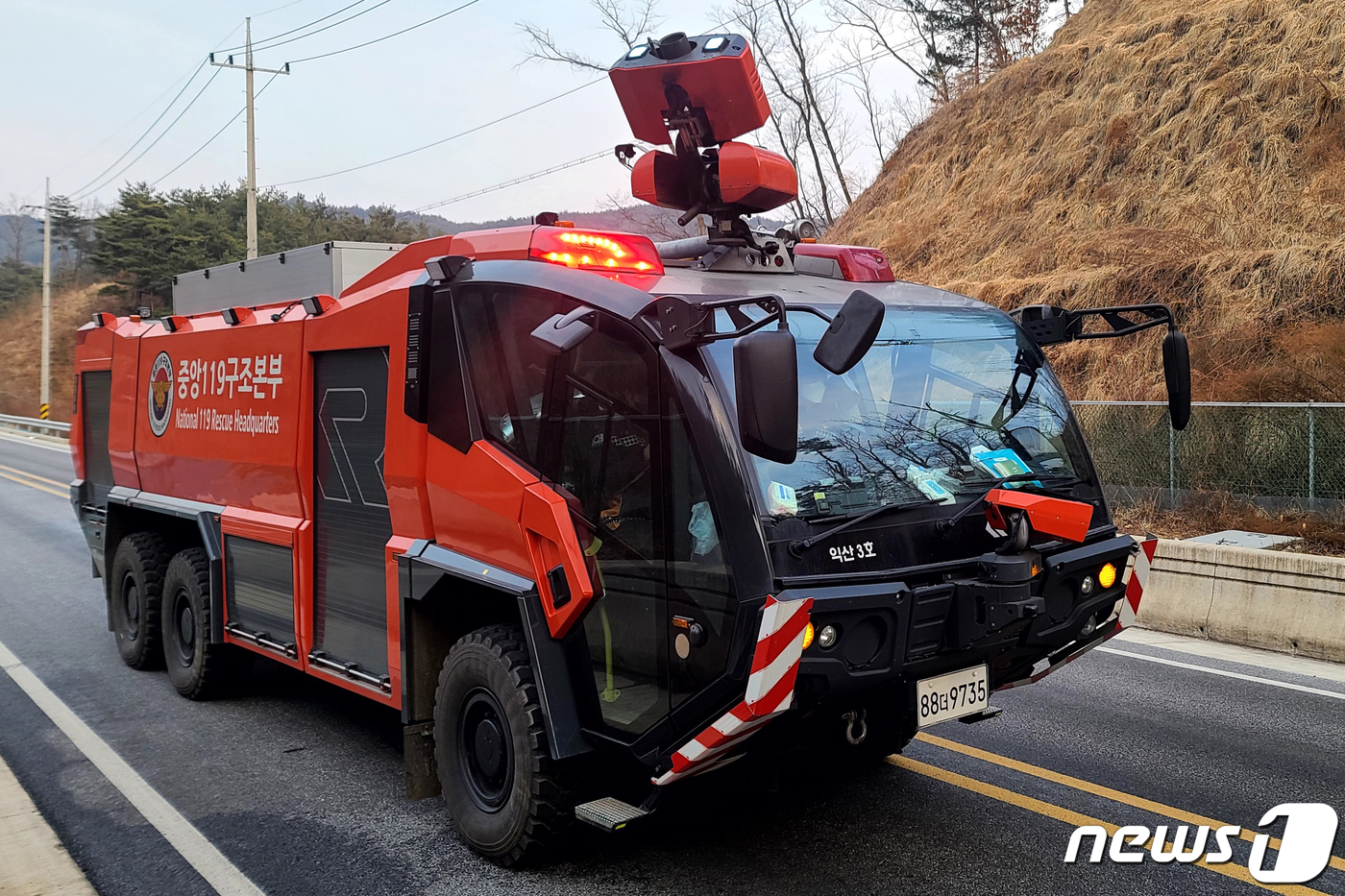 (울진=뉴스1) 조현기 기자 = 8일 경북 울진군 울진읍 금산터널 앞에서 소방청과 경북도청 주관으로 열린 산불 방어선 구축을 위한 예비주수 훈련에 '로젠바우어 판터'가 동원되고 있 …