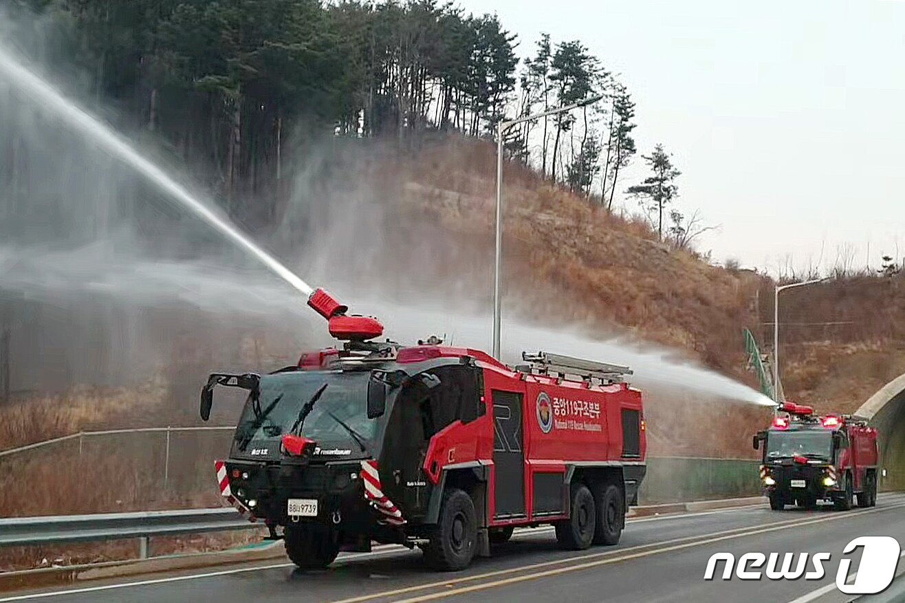 본문 이미지 - 8일 경북 울진군 울진읍 금산터널 앞에서 소방청과 경북도청 주관으로 열린 산불 방어선 구축을 위한 예비주수 훈련에 '로젠바우어 판터'가 동원되고 있다. 소방청 관계자는 8일 “경북 울진군 금강송 군락지 화재 방어에 총력을 기울이기 위해 고성능화학차인 로젠바우어 판터 5대를 급파했다"고 밝혔다. 오스트리아 제조업체 로젠바우어(Rosenbauer)사의 ‘판터’(PANTHER) 소방차는 8륜 구동의 경우 대당 가격은 약 18억원이다. 2022.3.8/뉴스1 ⓒ News1 박기호 기자