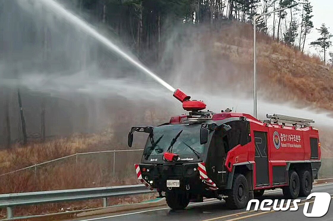 본문 이미지 - 8일 경북 울진군 울진읍 금산터널 앞에서 소방청과 경북도청 주관으로 열린 산불 방어선 구축을 위한 예비주수 훈련에 '로젠바우어 판터'가 동원되고 있다. 소방청 관계자는 8일 “경북 울진군 금강송 군락지 화재 방어에 총력을 기울이기 위해 고성능화학차인 로젠바우어 판터 5대를 급파했다"고 밝혔다. 오스트리아 제조업체 로젠바우어(Rosenbauer)사의 ‘판터’(PANTHER) 소방차는 8륜 구동의 경우 대당 가격은 약 18억원이다. 2022.3.8/뉴스1 ⓒ News1 박기호 기자