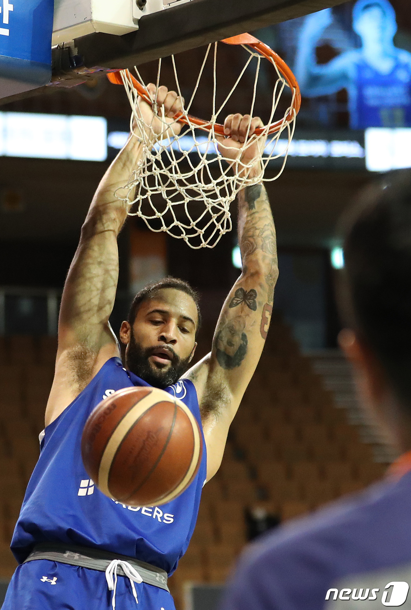 (서울=뉴스1) 이성철 기자 = 8일 오후 서울 송파구 잠실실내체육관에서 열린 2021-2022 KGC인삼공사 정관장 프로농구 서울 삼성 썬더스와 전주 KCC 이지스의 경기에서 삼 …