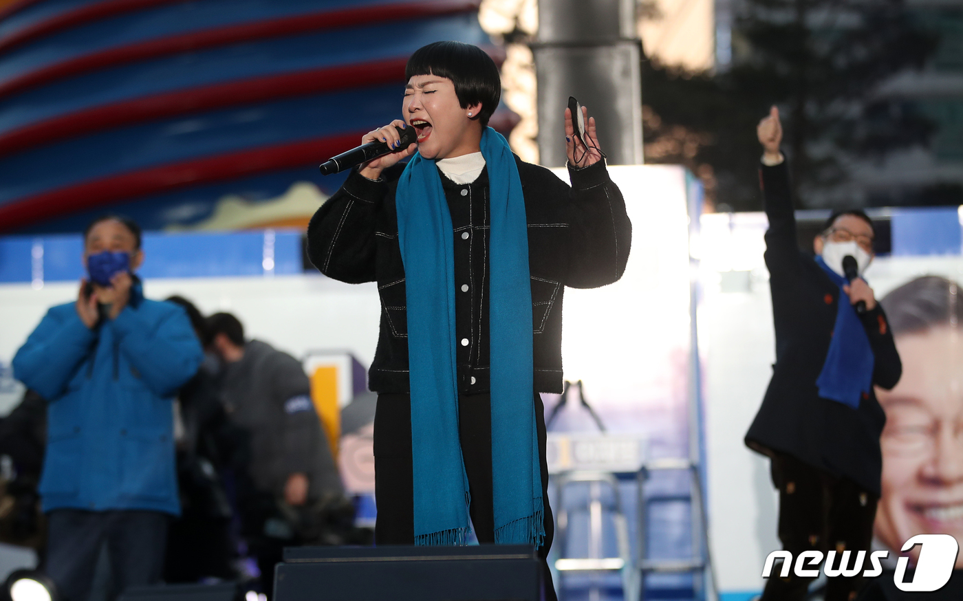 (서울=뉴스1) 오대일 기자 = 제20대 대통령 선거를 하루 앞둔 8일 저녁 서울 중구 청계광장에서 열린 이재명 더불어민주당 대선 후보의 마지막 유세에서 가수 리아가 이 후보를 응 …