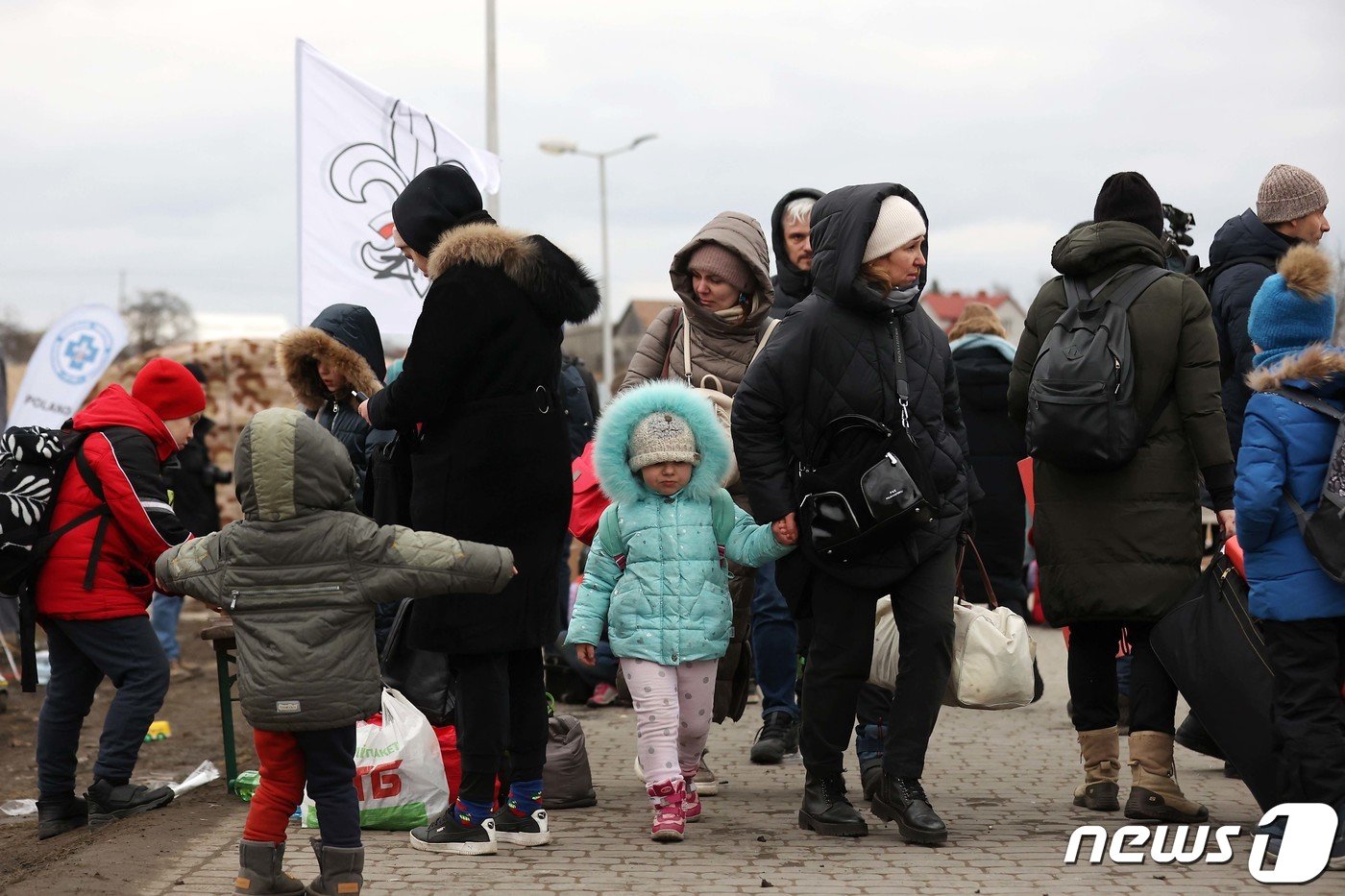 8일&#40;현지시간&#41; 우크라이나 접경 지역인 폴란드 메디카 국경검문소 인근 쉼터에서 한 피란 아동이 가족과 함께 버스를 타기 위해 발걸음을 옮기고 있다. 이날 유엔난민기구는 조만간 우크라이나를 탈출하는 난민의 수가 200만명이 넘을 것이라고 밝혔다. 2022.3.9/뉴스1 ⓒ News1 조태형 기자