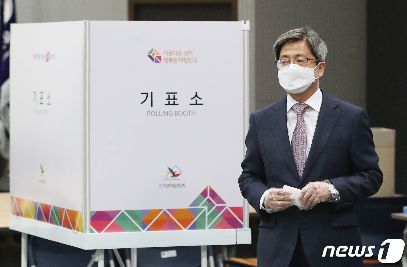 본문 이미지 - 김명수 대법원장이 배우자와 함께 9일 오전 서울 용산구 한남동 중부기술교육원에 마련된 한남제3투표소에서 제20대 대통령 선거 투표를 하고 있다. 2022.3.9/뉴스1 ⓒ News1 임세영 기자