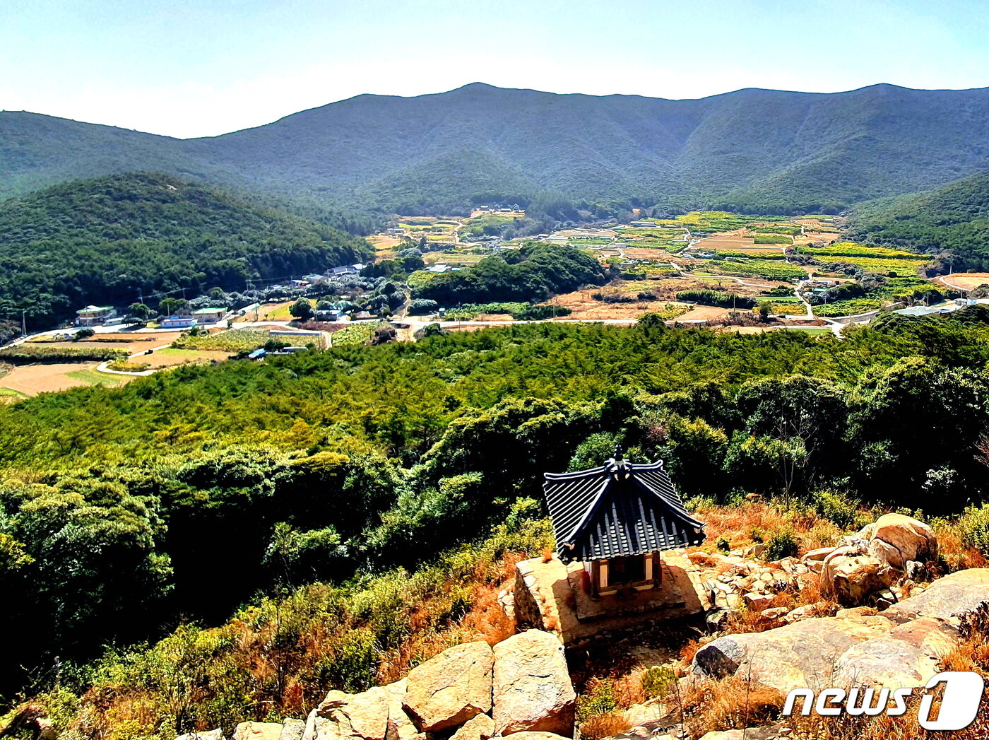 본문 이미지 - 보길도는 윤선도의 유토피아. 연꽃과 같은 봉우리에 둘러싸인 마을이라 해서 이름 붙인 부용동(芙蓉洞)을, 격자봉을 비롯한 육중한 산이 병풍처럼 에워싸고 있다 ⓒ 뉴스1