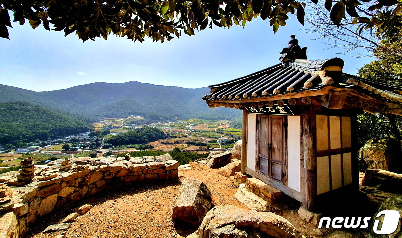 본문 이미지 - 동천석실. 격자봉 능선과 부용동 마을을 내려다보는, 윤선도의 독서와 사색의 장소 ⓒ 뉴스1