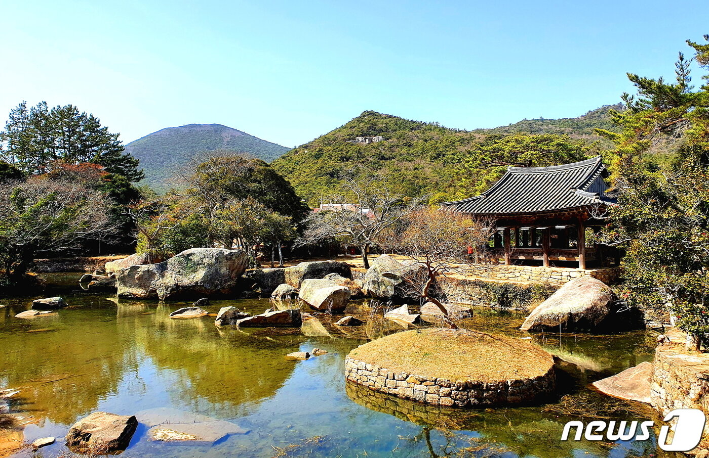 본문 이미지 - 세연정. 자연에 손을 댄 듯 아닌 듯, 액자 안의 산수화인 듯, 정자와 연못과 나무들이 절묘하게 조화된 전통정원의 모델 ⓒ 뉴스1