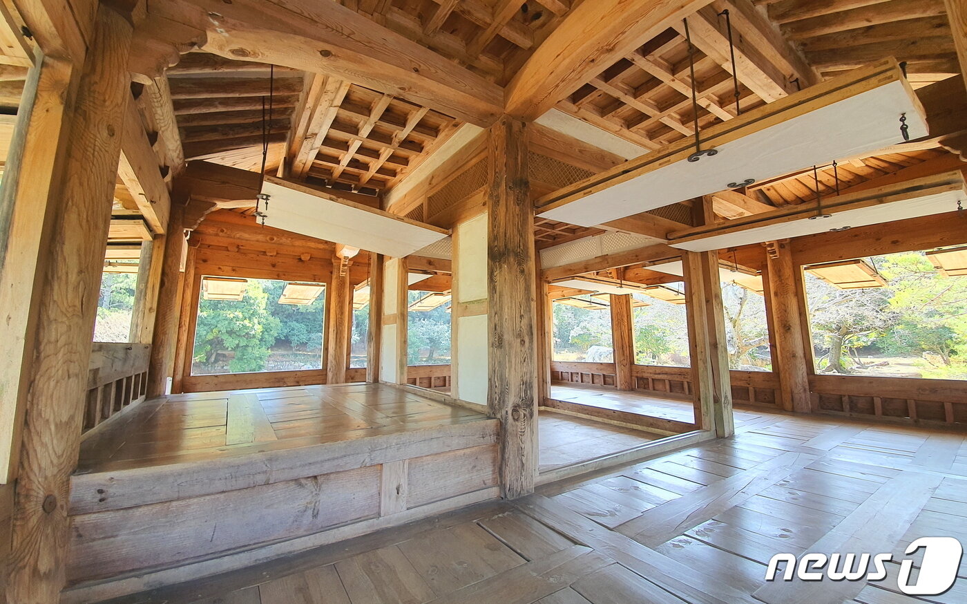 본문 이미지 - 세연정 내부. 온돌방을 중심으로 사방의 마루공간이 바깥 풍경과 연결된다 ⓒ 뉴스1