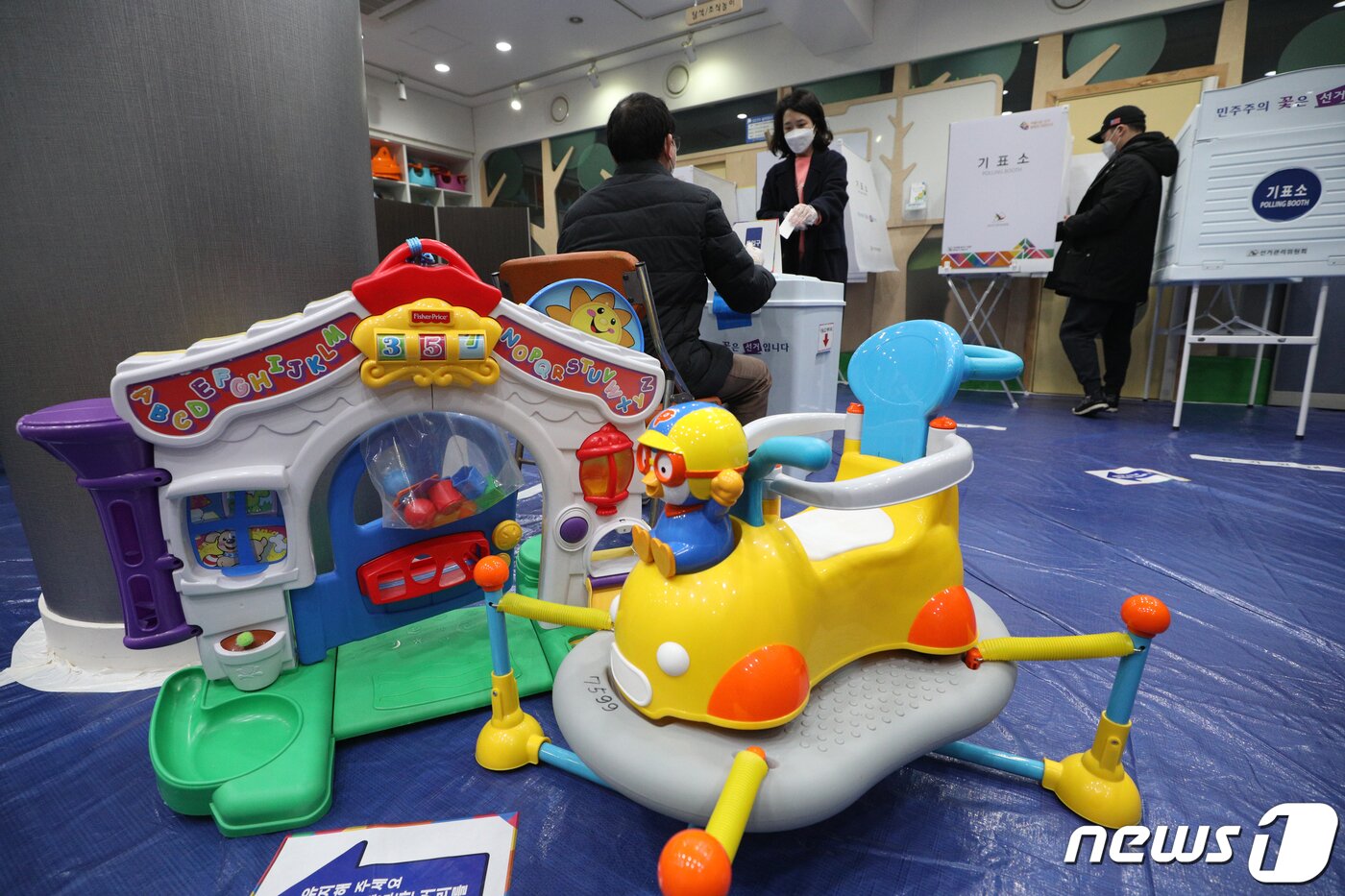 본문 이미지 - 제20대 대통령선거일인 9일 오전 서울 마포구 도화장난감대여점에 마련된 도화동제2투표소에서 유권자들이 투표를 하고 있다. 2022.3.9/뉴스1 ⓒ News1 신웅수 기자