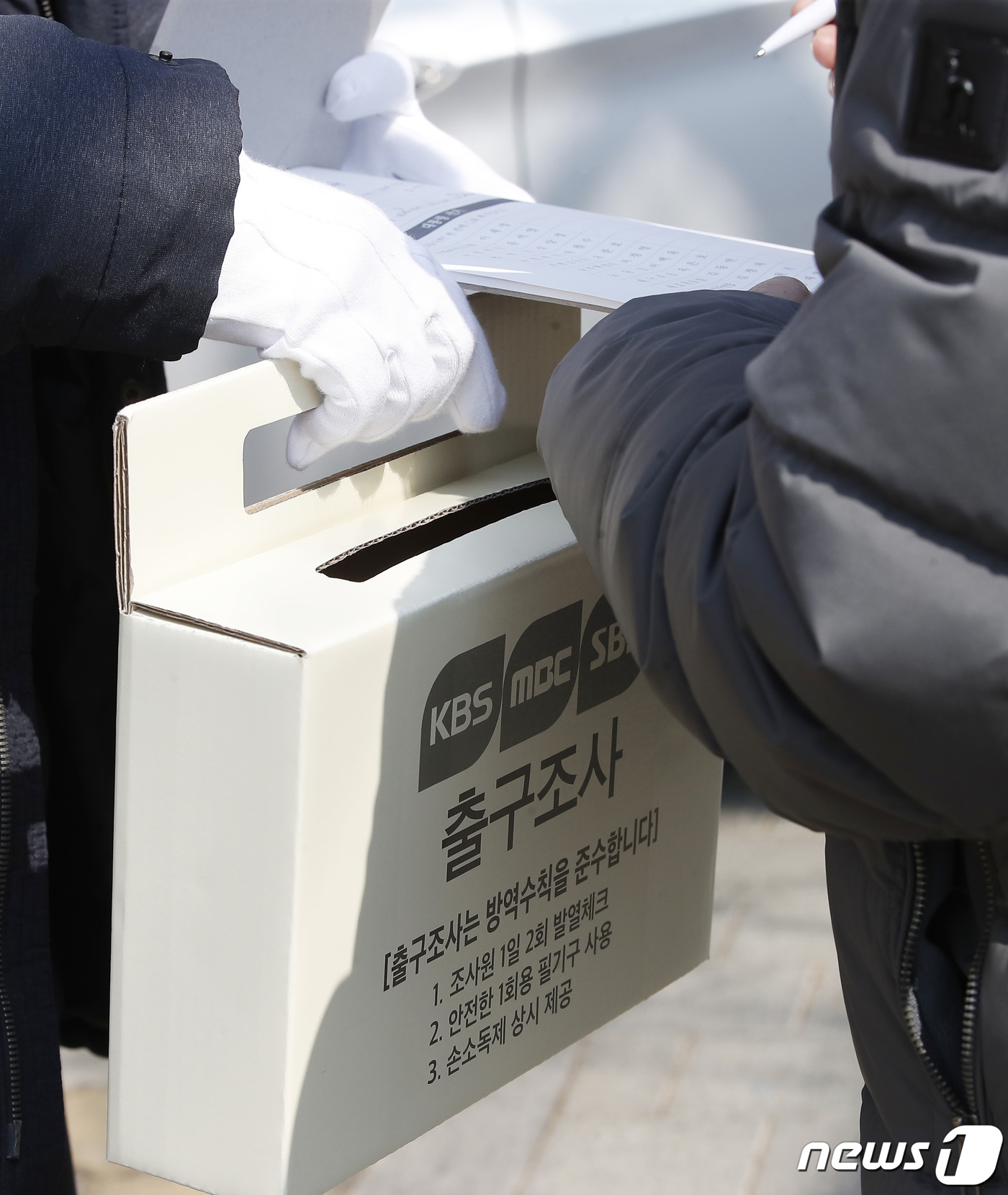 (서울=뉴스1) 권현진 기자 = 제20대 대통령선거 투표일인 9일 오전 서울 도봉구 르노삼성자동차 도봉사업소에 마련된 도봉2동 제4투표소를 찾은 유권자가 투표를 마치고 출구조사에 …