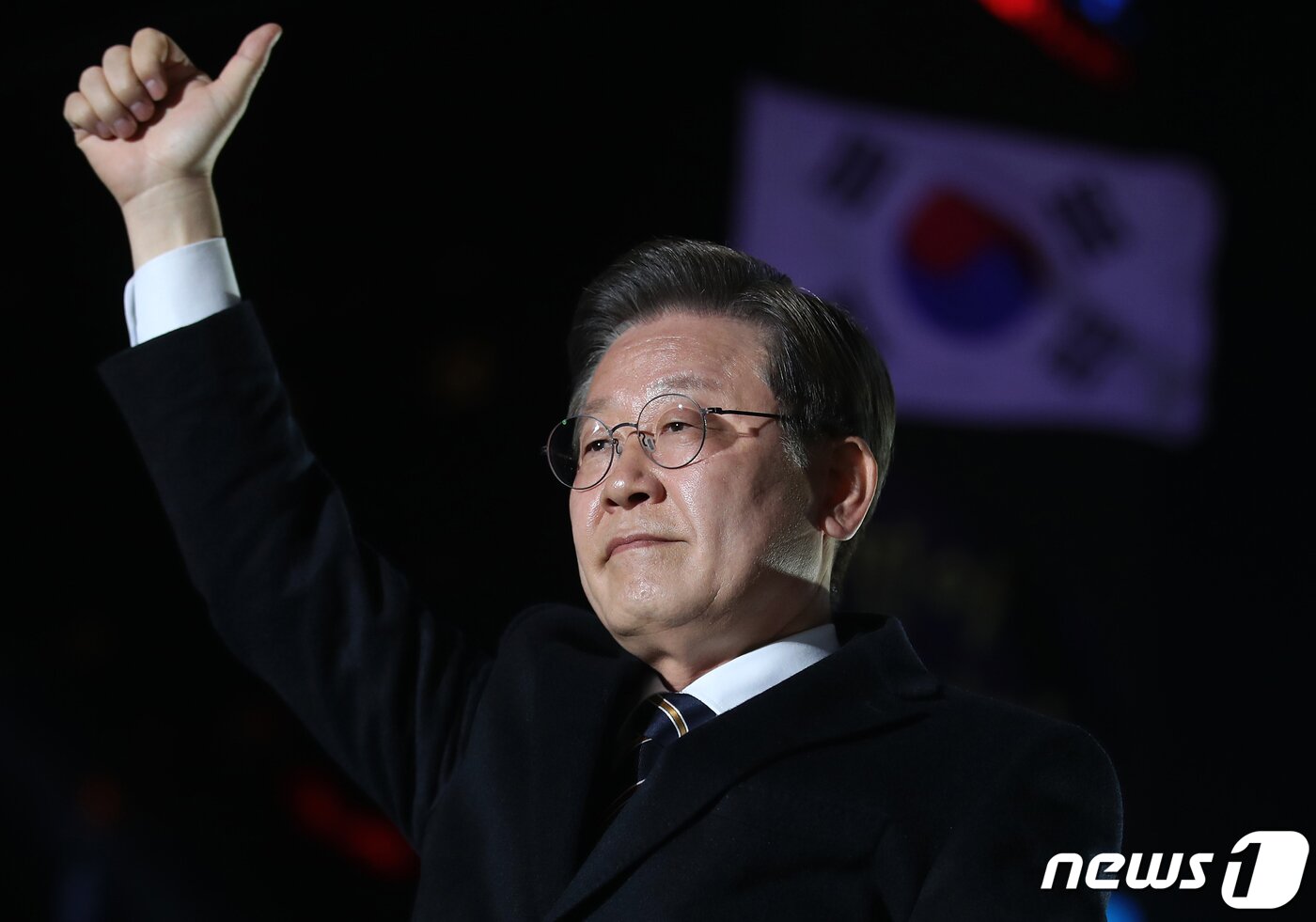 본문 이미지 - 이재명 더불어민주당 대선 후보가 제20대 대통령 선거를 하루 앞둔 8일 저녁 서울 중구 청계광장에서 열린 마지막 유세에서 시민과 지지자들에게 인사하고 있다. 2022.3.8/뉴스1 ⓒ News1 오대일 기자