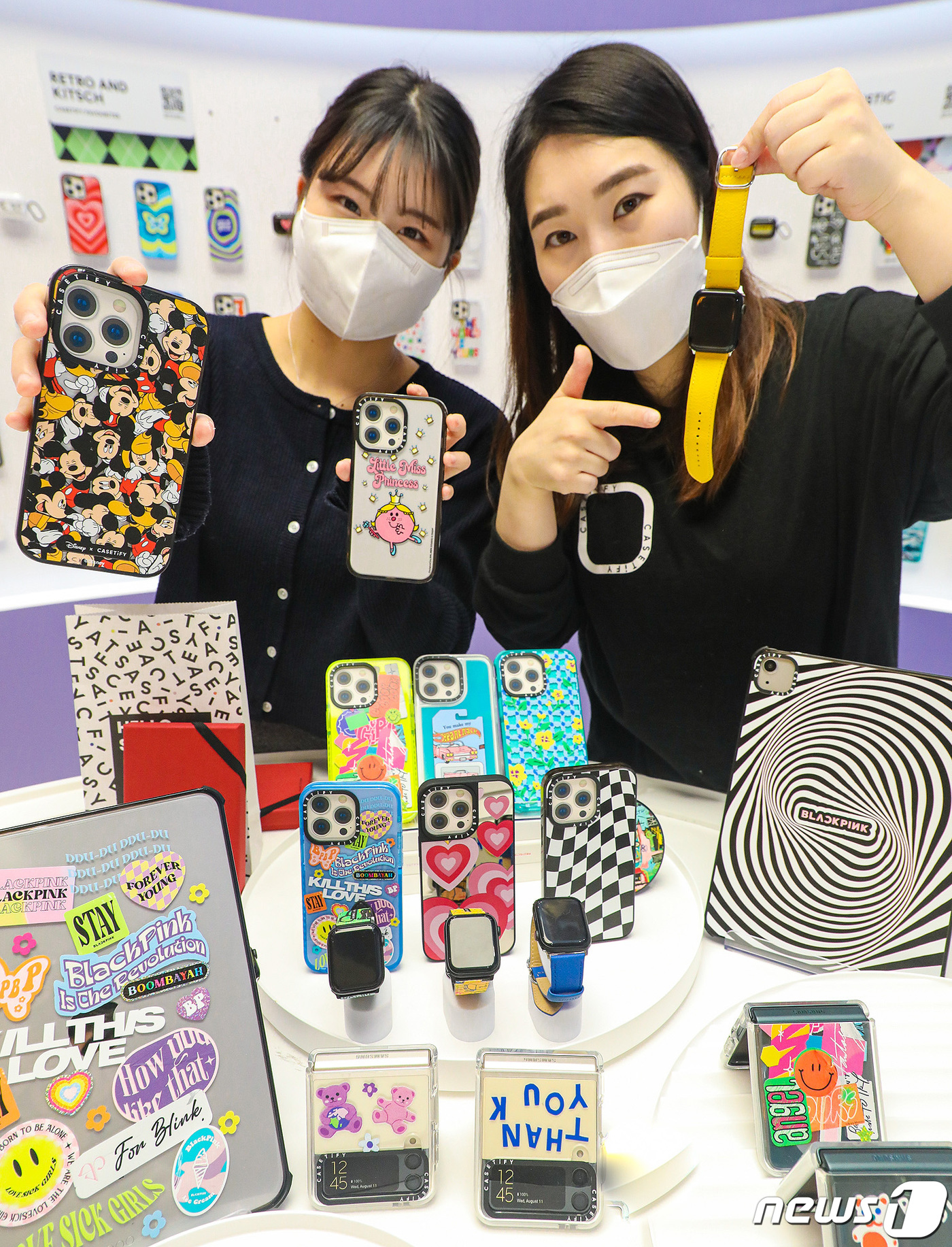 (서울=뉴스1) = 9일 오전 서울 영등포구 더현대 서울 지하 2층 '케이스티파이(CASETIFY)' 매장에서 직원들이 다양한 휴대폰 케이스를 소개하고 있다.케이스티파이는 LA에서 …