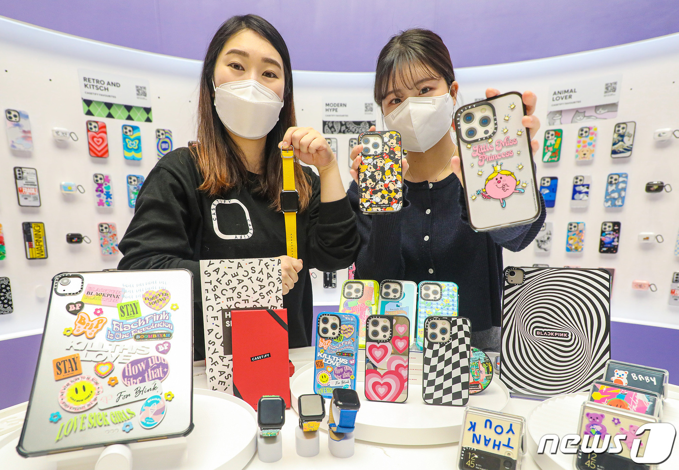 (서울=뉴스1) = 9일 오전 서울 영등포구 더현대 서울 지하 2층 '케이스티파이(CASETIFY)' 매장에서 직원들이 다양한 휴대폰 케이스를 소개하고 있다.케이스티파이는 LA에서 …
