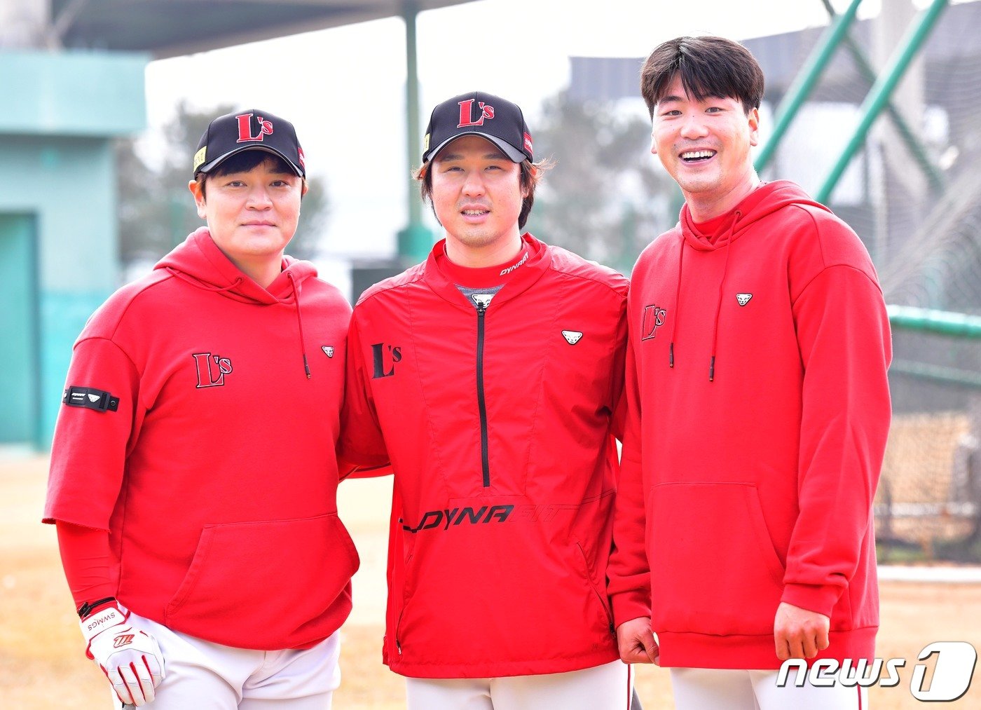 본문 이미지 - 팀 훈련에 합류한 SSG랜더스 김광현(오른쪽)이 9일 SSG퓨처스필드에서 추신수(왼쪽), 최정과 기념촬영을 하고 있다. (SSG랜더스 제공) 2022.3.9/뉴스1