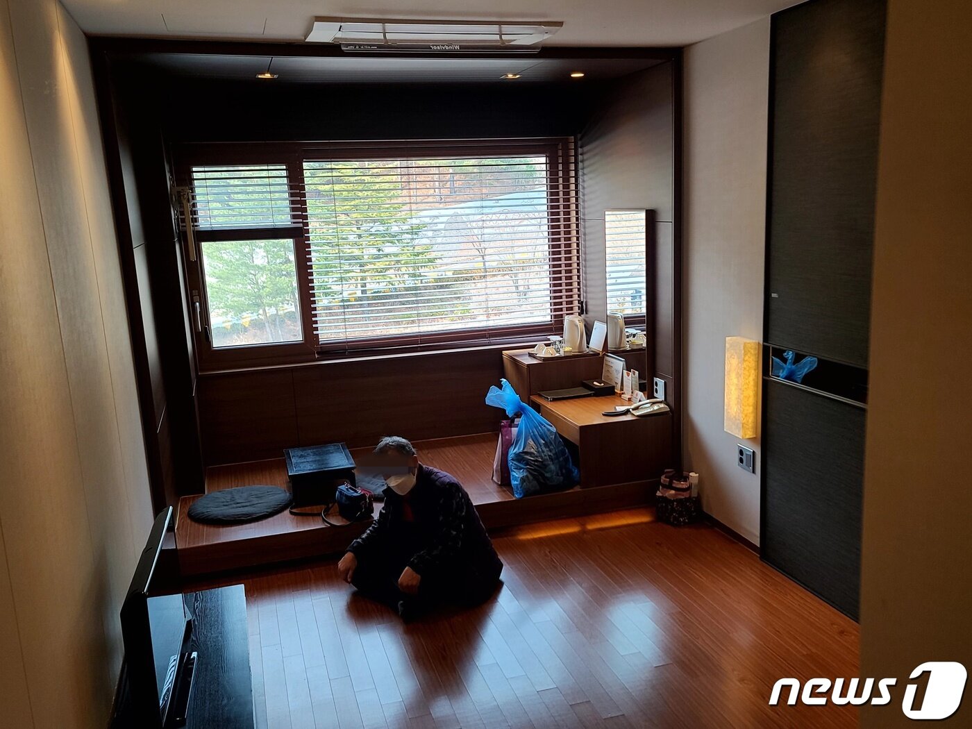 본문 이미지 - 9일 오후 울진국민체육센터 대피소에서 출발한 이재민들이 오후 2시 30분쯤 덕구온천리조트에 도착했다. 한 이재민이 리조트 앞에서 코로나19 검사 후 임시 거주시설인 리조트 내부로 들어와 휴식을 취하고 있다. ⓒ News1 조현기 기자