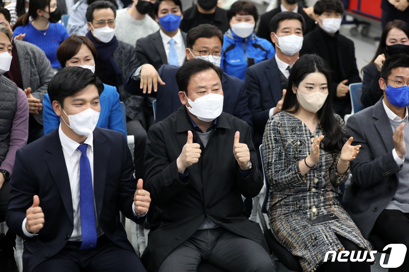 (광주=뉴스1) 황희규 기자 = 제20대 대통령 선거 투표일인 9일 오후 광주 서구 더불어민주당 광주시당에서 송갑석 광주시당 위원장과 선대위원들이 대선 출구조사 방송을 보며 기뻐하 …