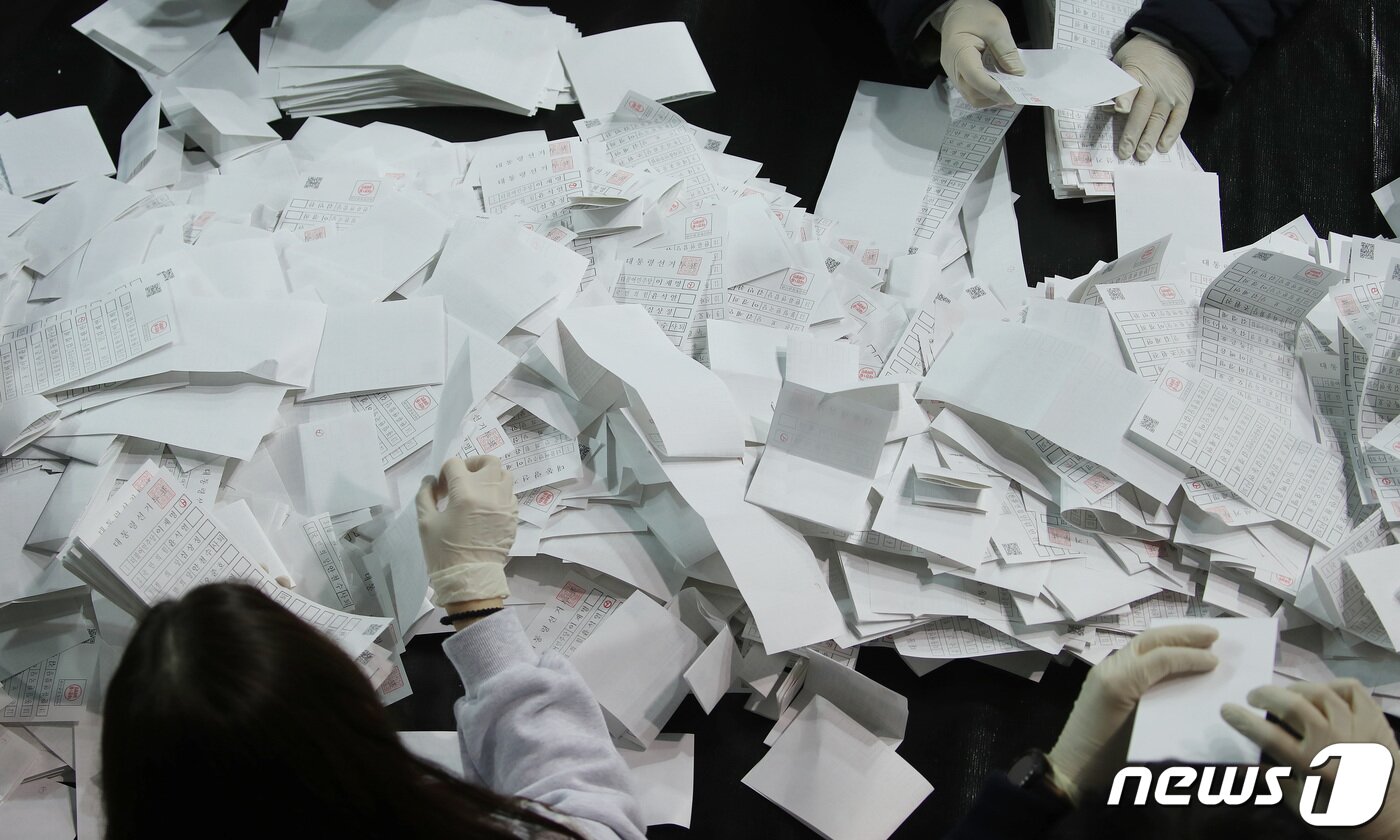 본문 이미지 - 제20대 대통령선거일인 9일 오후 모든 투표가 끝난 뒤 대구 북구 산격동 대구체육관에 마련된 북구선관위 개표소에서 개표가 진행되는 모습 2022.3.9/뉴스1 ⓒ News1 공정식 기자