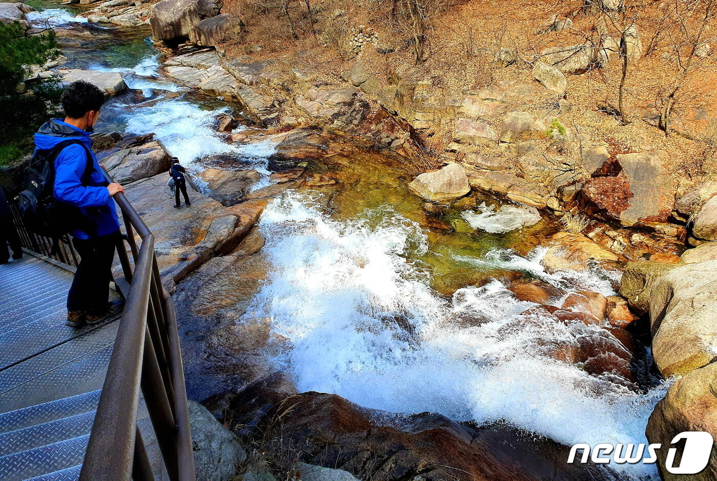 본문 이미지 - 북한산성계곡. 등산로에 들어선지 10분 밖에 안되었는데, 깊은 계곡에 들어선 듯 물소리 새소리가 가득하다ⓒ 뉴스1