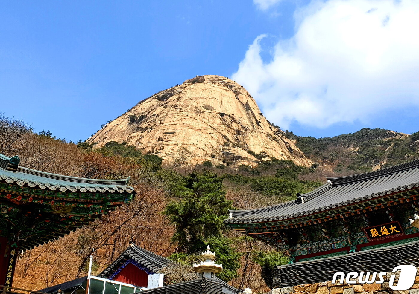 본문 이미지 - 노적사와 노적봉. 거대한 노적봉의 수직 암벽에 암벽등반을 즐기는 사람들이 개미처럼 붙어 있다 ⓒ 뉴스1