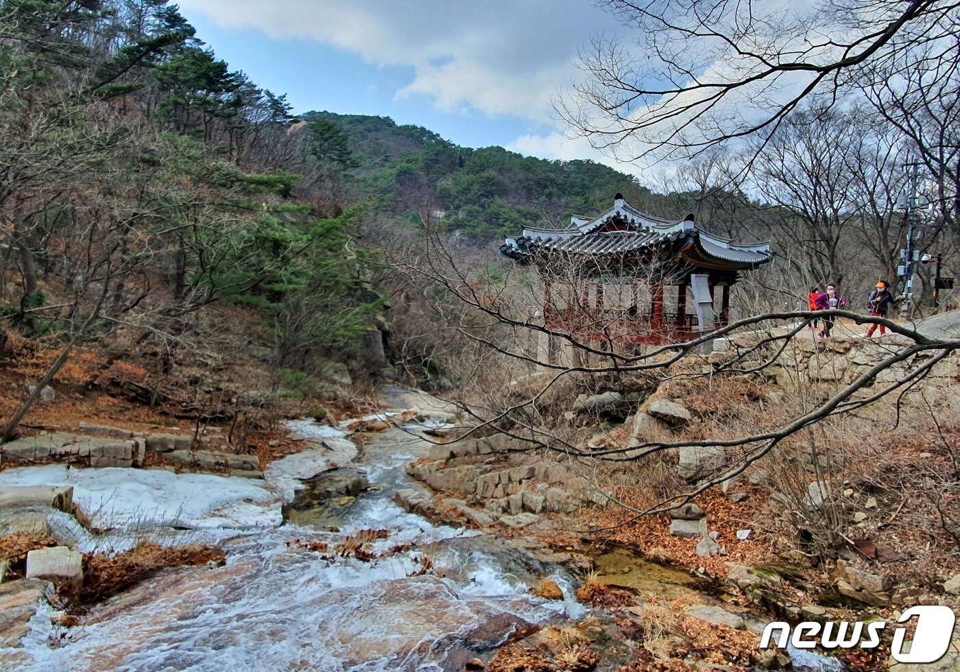 본문 이미지 - 산영루. 예전에는 물가에 산이 비추는 고요한 장소였을까... 현재는 급류가 콸콸 쏟아져 내리는 계곡 옆이다 ⓒ 뉴스1