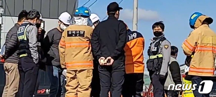 본문 이미지 - 폭발 사고가 발생한 보은산업단지 내 현장에서 경찰과 소방당국 관계자들이 협의하고 있다. ⓒ 뉴스1