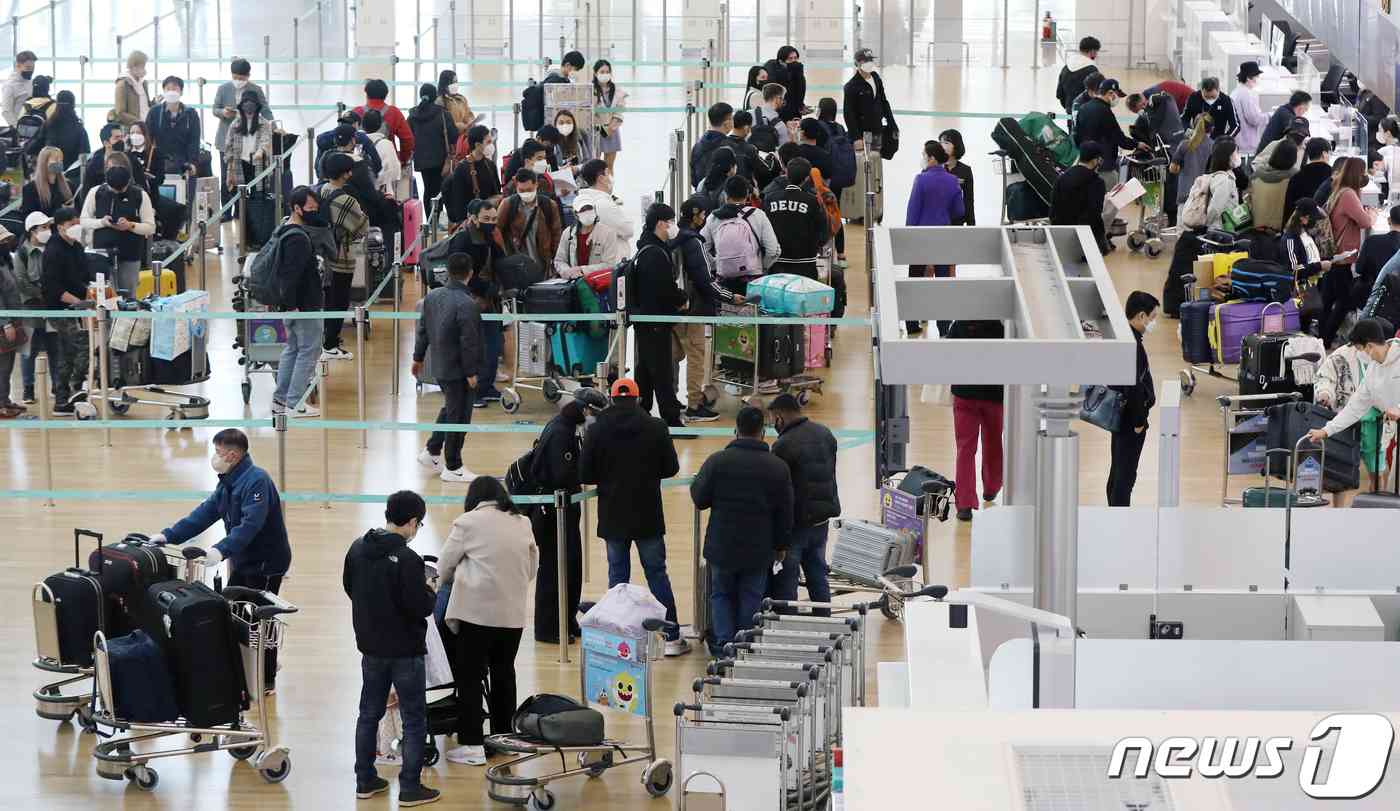지난 1일 오전 인천국제공항 제1터미널 출국장이 해외 여행을 떠나려는 여행객들로 붐비고 있다. 2022.4.1/뉴스1 © News1 민경석 기자